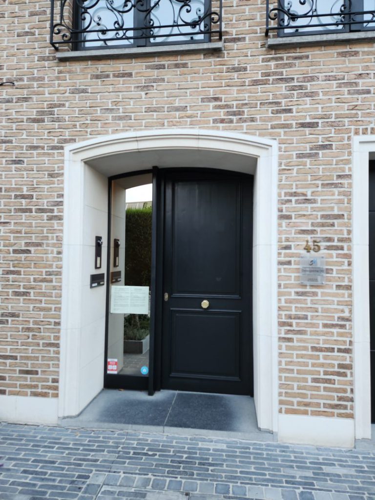 Entrée de la maison avec le cabinet d'ostéopathie à Jette
