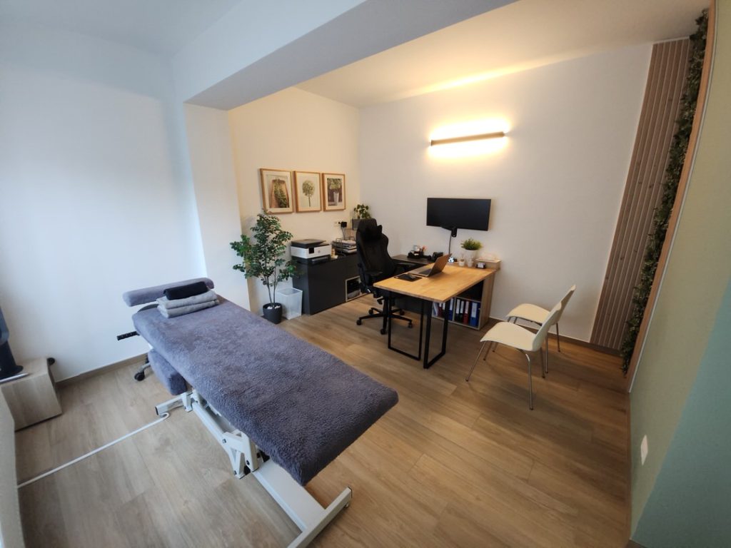 Grand-angle de l'intérieur du cabinet d'ostéopathie à Jette